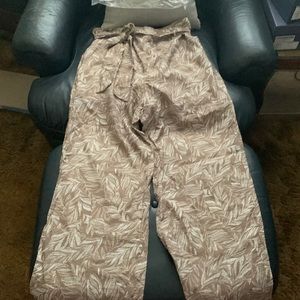 Women’s pants, brand new, never worn